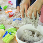 Modelovací písek Creall Play it!, 750 g, kelímek, zelený